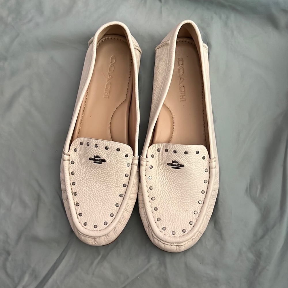 Coach size 8.5, chalk flat.